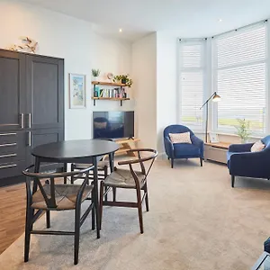 Host & - Seaview Retreat Apartment Whitby